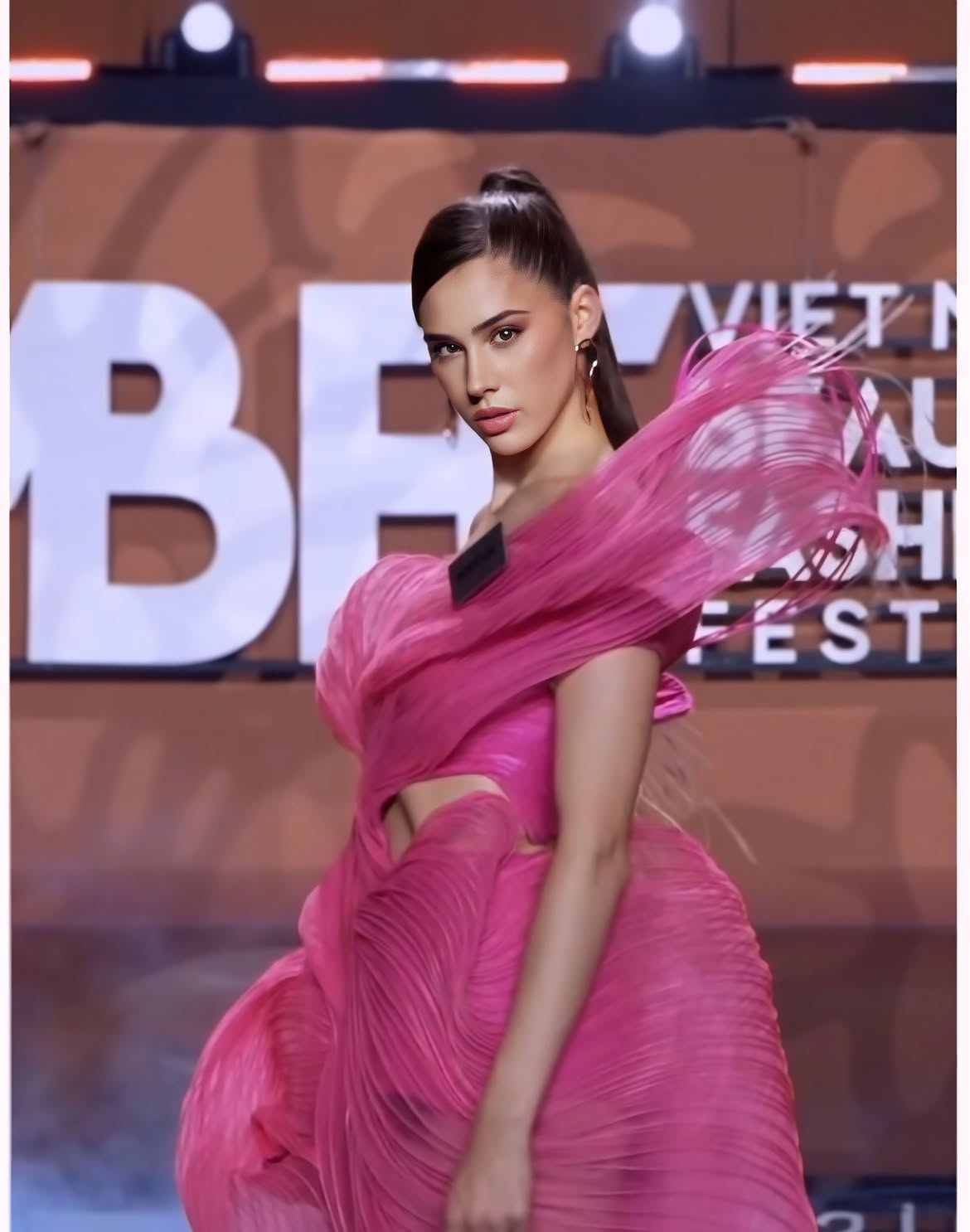 PORTUGAL NO TOP 6 DA EUROPA NO MISS WORLD: Vitória Babinetchi destaca-se no palco internacional